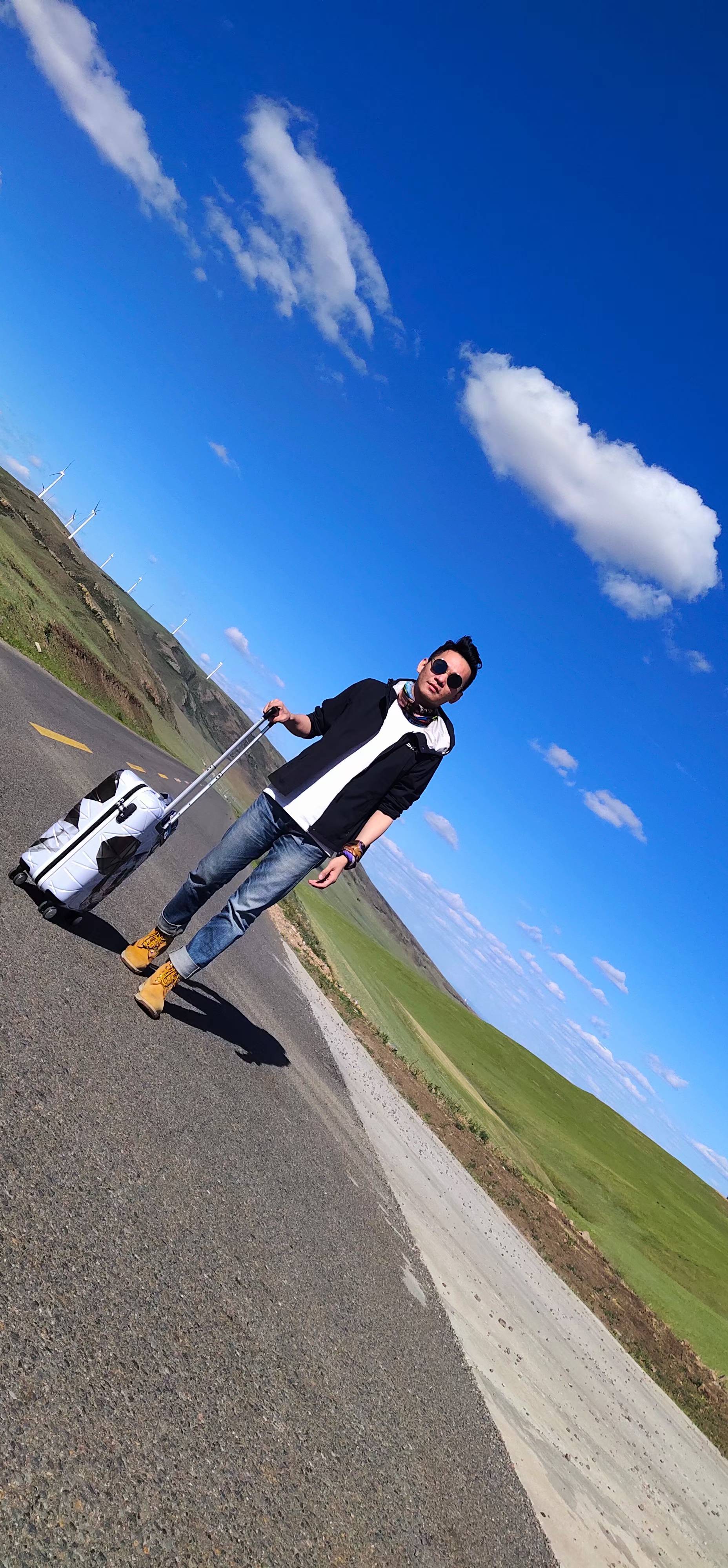 傍晚的光落在车窗上